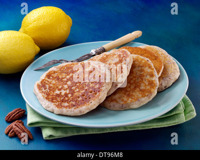 Zitrone-Pekannuss-Pfannkuchen Stockfoto