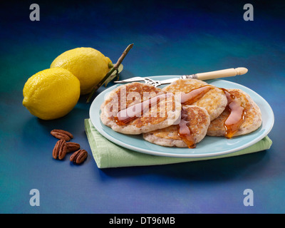 Zitrone-Pekannuss-Pfannkuchen Stockfoto