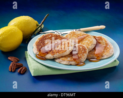 Zitrone-Pekannuss-Pfannkuchen Stockfoto