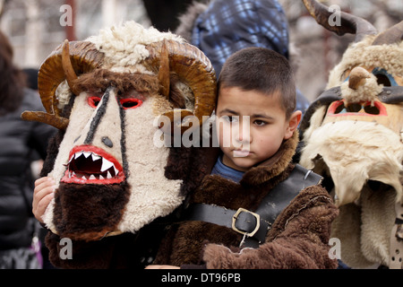 Junge im traditionellen Maskenball Kostüm Stockfoto