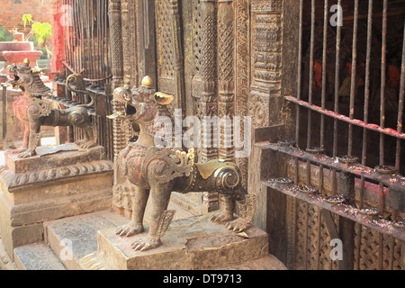 Messing-Löwen in die Wakupati Narayan-Tempel-Suryamadhi Straße. Bhaktapur-Nepal. 0199 Stockfoto