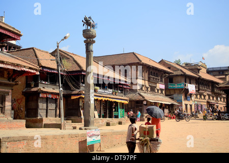 Alltägliche Szene vor Narasingha Spalte in Tachupal Tole-Platz. Bhaktapur-Nepal. 0209 Stockfoto