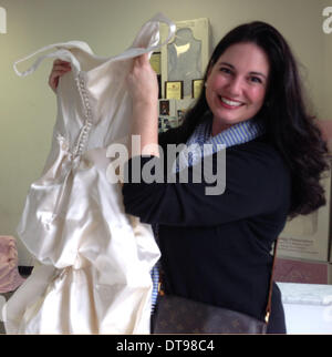 Tampa, Florida, USA. 5. Februar 2014. KATHERINE STEPHENSON, 38, nimmt ihr lang-verlorenen Hochzeitskleid bei Eagle-Reiniger auf Mittwoch, 5. Februar 2014. Vor zehn Jahren verlor Hochzeit Kleid Erhaltung Co. eine andere Braut Kleid, im Besitz von Marie Keeney, und die Rechnungen durcheinander. Die andere Frau war Katherine Stephenson. In einer Geschichte über zwei Kleider lebten die beiden Frauen nur 3 Meilen voneinander entfernt im Pinellas County; Beide hatten 8 Jahre alten Söhne. Basierend auf Hochzeitsfotos als Beweise, sogar ihre Blumensträuße abgestimmt. Und sie beide die gleiche chemische Reinigungen über die Bucht in der Innenstadt von Tampa. Stephenson versöhnt 1 Stockfoto