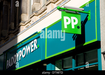 Paddy Power Sportwetten Shop, Cardiff Stadtzentrum, Wales. Stockfoto