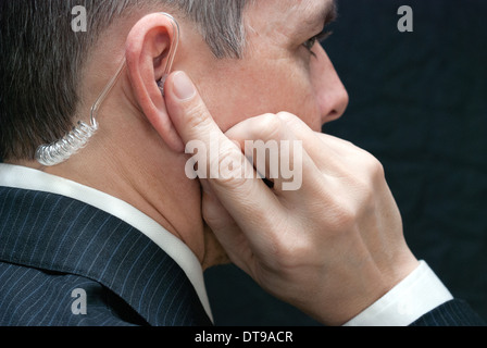 Nahaufnahme eines Secret Service Agent seine Horer enge Seite anhoren Stockfotografie Alamy