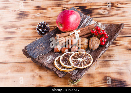 Landhausstil Fach gemacht der Baumrinde Stockfoto