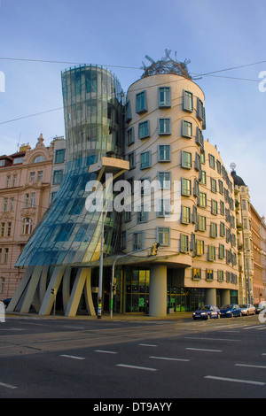 Tanzendes Haus (Tancici Dum) von Vlado Milunic und Frank Gehry, Prag, Tschechische Republik. Stockfoto