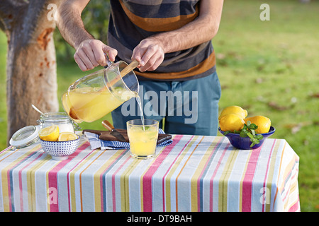 Hausgemachte Limonade Glas am Gartentisch in Gießen Stockfoto