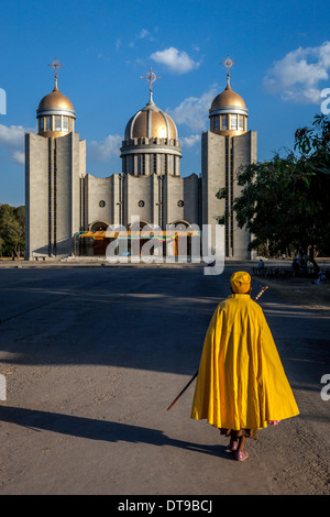 Ältere Frau in der St. Gabriel Kirche Hawassa, Äthiopien Stockfoto