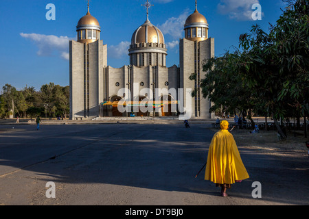 Ältere Frau in der St. Gabriel Kirche Hawassa, Äthiopien Stockfoto