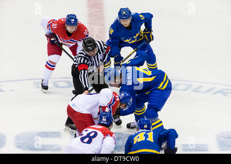 Sotschi, Krasnodar Krai, Rußland. 12. Februar 2014. Face-off, während die Männer Eishockey Vorrunde zwischen Schweden und der Tschechischen Republik im Bolschoi Ice Dome, Coastal Cluster - XXII Olympische Winter-Spiele-Credit: Action Plus Sport/Alamy Live News Stockfoto