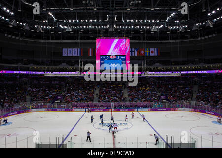 Sotschi, Krasnodar Krai, Rußland. 12. Februar 2014. Einen Überblick über die Arena während der Herren Eishockey Vorrunde zwischen Schweden und der Tschechischen Republik im Bolschoi Ice Dome, Coastal Cluster - XXII Olympische Winter-Spiele-Credit: Action Plus Sport/Alamy Live News Stockfoto