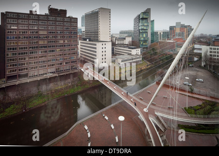 Trinity-Brücke aus dem Lowry Hotel in Salford genommen, da es den Fluß Irwell Manchester Stadtzentrum über Brücken Stockfoto