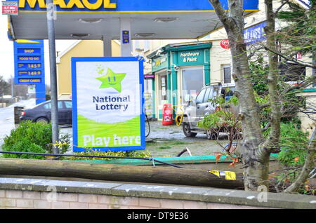 Abbeydorney, in der Nähe von Tralee, County Kerry, Irland. 12. Februar 2014. Beinahe-Katastrophe als ein Pol mit Kabel Leben fällt Meter eine funktionierende Zapfsäule. Bildnachweis: James Loveridge/Alamy Live-Nachrichten Stockfoto