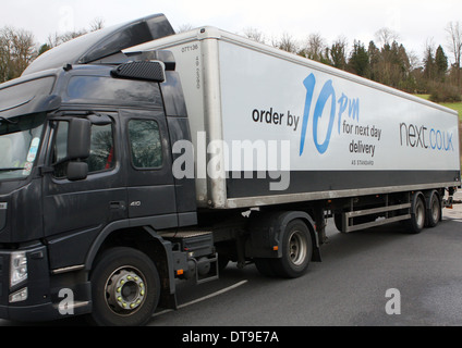 Ein LKW Reisen entlang einer Straße in Coulsdon, Surrey, England Stockfoto