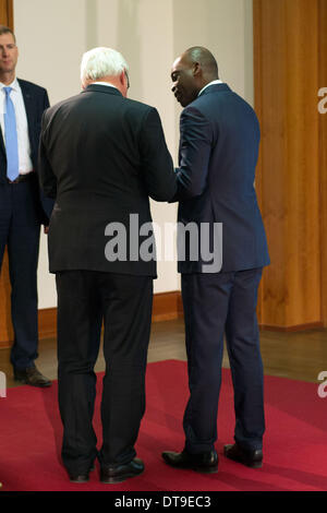 Berlin, Deutschland. 12. Februar 2014. Der deutsche Außenminister Frank-Walter Steinmeier und Minister für auswärtige Angelegenheiten der Republik Togo, Prof. Dr. Robert Dussey zu einem Gespräch im Auswärtigen Amt. Neben den bilateralen Beziehungen zwischen Togo und Deutschland und der Entwicklung, Perspektiven von Togo und die Sicherheitslage in der Sahel-Zone und aktuelle Entwicklungen in Afrika im Mittelpunkt des Gesprächs. Bildnachweis: Goncalo Silva/NurPhoto/ZUMAPRESS.com/Alamy Live-Nachrichten Stockfoto
