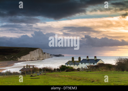 Stürmischer Sonnenaufgang im Cuckmere Haven East Sussex, Klippen mit Blick auf die Sussex Küstenwache Cottages und die sieben Schwestern Stockfoto