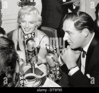 USA. TV-Komiker Sid Caesar, der den Standard für TV-Comedy in den frühen 1950er Jahren festgelegt, ist bei 91 gestorben. 12. Februar 2014. Bild: 8. Dezember 2002 - interview, MARILYN MONROE und SID CAESAR während einer Radiosendung. © Nate Cutler/Globe Photos/ZUMAPRESS.com/Alamy Live-Nachrichten Stockfoto