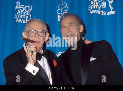 USA. TV-Komiker Sid Caesar, der den Standard für TV-Comedy in den frühen 1950er Jahren festgelegt, ist bei 91 gestorben. 12. Februar 2014. Bild: Sep 13, 1998 - Los Angeles, Kalifornien, US - Schauspieler MILTON BERLE (mit Zigarre) und Schauspieler SID CAESAR auf der 1998 Primetime Emmy Awards (50. jährlich) im Shrine Auditorium Theater statt. © Kathy Hutchins/ZUMAPRESS.com/Alamy Live-Nachrichten Stockfoto