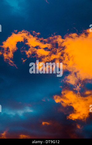 Dramatische rosa, blau, rot Sonnenaufgang Himmel über kleine Bergstadt Salida, Colorado, USA Stockfoto