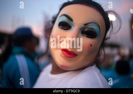 Ein Mann aus Tlalquetzala, Guerrero, trägt eine Maske Frau führt die Wallfahrt zu unserer lieben Frau von Guadalupe Basilica Stockfoto