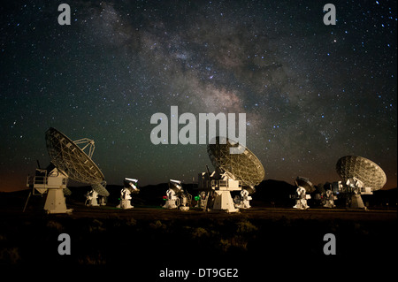Die Milchstraße bewegt sich über CARMA Array Radio Observatory in den White Mountains in Kalifornien. Stockfoto