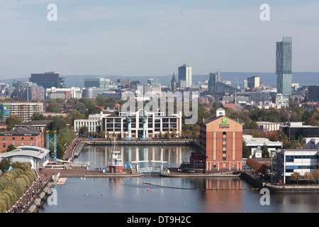 Salford Quays dockt Blick auf Manchester City Centre und der Pennine Hills jenseits Stockfoto