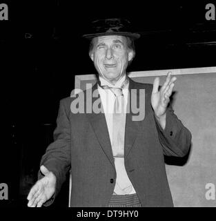 USA. TV-Komiker Sid Caesar, der den Standard für TV-Comedy in den frühen 1950er Jahren festgelegt, ist bei 91 gestorben. 12. Februar 2014. Im Bild: 1988 - New York, New York, USA - SID CAESAR als Professor am Players Club in Manhattan. © Globus Photos/ZUMAPRESS.com/Alamy Live-Nachrichten Stockfoto