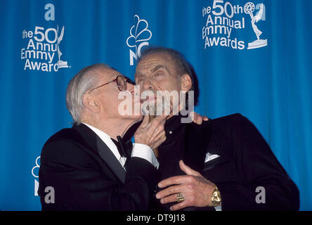 USA. TV-Komiker Sid Caesar, der den Standard für TV-Comedy in den frühen 1950er Jahren festgelegt, ist bei 91 gestorben. 12. Februar 2014. Im Bild: Sep 13, 1998; Los Angeles, Kalifornien, US - Schauspieler MILTON BERLE (mit Zigarre) küsst Schauspieler SID CAESAR auf die Wange auf der 1998 Primetime Emmy Awards (50. jährlich) im Shrine Auditorium Theater statt. © Kathy Hutchins/ZUMAPRESS.com/Alamy Live-Nachrichten Stockfoto