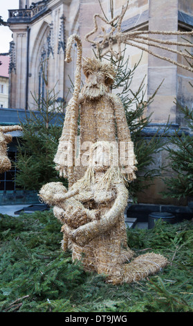 Ungewöhnliche Weihnachtskrippe mit Stroh Figuren von Baby Jesus, Maria und Josef; St-Veits-Dom, Prag, Tschechische Republik Stockfoto