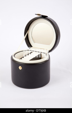 Leer aus schwarzem Leder und Sahne runden Schmuckkästchen mit Spiegel Stockfoto