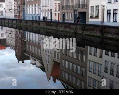 Reflexion von Häusern auf dem Wasser eines der Kanäle durch die Stadt laufen. Stockfoto