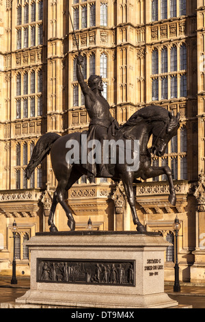 Richard das Lionheart Monument an die Houses of Parliament im warmen Nachmittag Licht, London, England Stockfoto