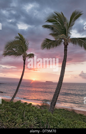 Makena Beach-Blick auf die untergehende Sonne über die vorgelagerten Inseln von Kahoolawe und Molokini auf Hawaii Insel Maui. Stockfoto