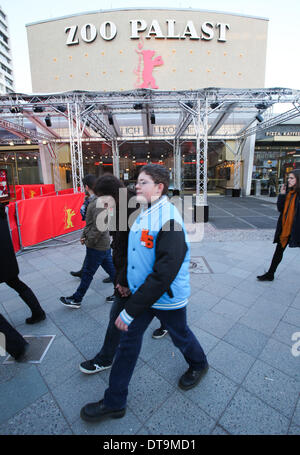 Berlin, Deutschland. 12. Februar 2014. Die Menschen gehen durch das Zoo-Palast-Kino in Berlin, Deutschland, im 12. Februar 2014. Bekannt als "Berlinale Heimat", wurde der Berliner Zoo Palast Kino Berlinale Hauptschauplatz von 1957 bis 1999. Nach umfangreichen Sanierungsarbeiten seit Ende 2010 das Kino wurde am 27. November 2013 wieder eröffnet und wurde wieder ein wichtiger Standort für die 64. Internationalen Filmfestspiele Berlinale im Jahr 2014. © Zhang Fan/Xinhua/Alamy Live-Nachrichten Stockfoto