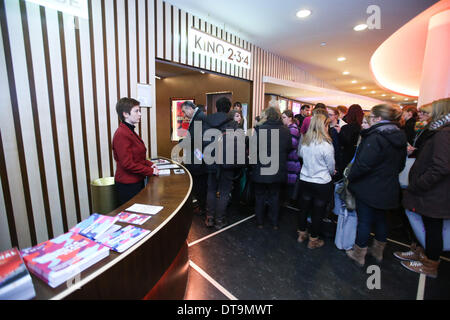 Berlin, Deutschland. 12. Februar 2014. Menschen richten den Vorführraum im Zoo-Palast-Kino in Berlin, Deutschland am 12. Februar 2014 treten. Bekannt als "Berlinale Heimat", wurde der Berliner Zoo Palast Kino Berlinale Hauptschauplatz von 1957 bis 1999. Nach umfangreichen Sanierungsarbeiten seit Ende 2010 das Kino wurde am 27. November 2013 wieder eröffnet und wurde wieder ein wichtiger Standort für die 64. Internationalen Filmfestspiele Berlinale im Jahr 2014. © Zhang Fan/Xinhua/Alamy Live-Nachrichten Stockfoto