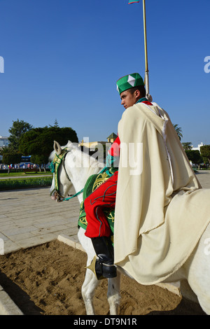 Königliche Garde zu Pferd am Eingang zum Hassan-Turm (Tour Hassan), Königreich von Marokko, Rabat, Rabat-Salé-Zemmour-Zaer Region Stockfoto