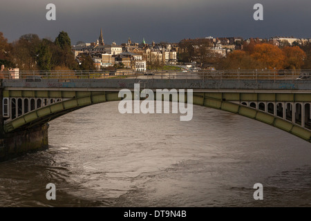 Richmond-Upon-Thames nach einem kurzen Gewitter, Blick von Twickenham Brücke, Greater London, England Stockfoto