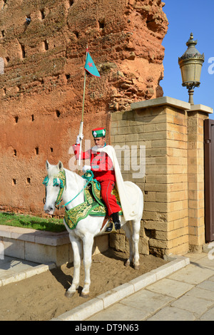 Königliche Garde zu Pferd am Eingang zum Hassan-Turm (Tour Hassan), Königreich von Marokko, Rabat, Rabat-Salé-Zemmour-Zaer Region Stockfoto