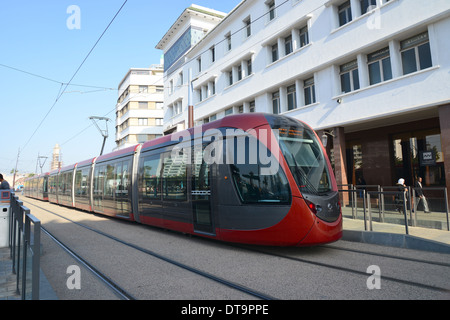 Moderne Straßenbahn auf Grand Casablanca Region, Place des Nations Unies, Casa-Anfa District, Casablanca, Königreich Marokko Stockfoto