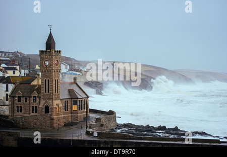 Der Uhrturm in Porthleven während der letzten Winterstürme Stockfoto