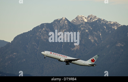 Ein Air Canada Boeing 767 Widebody-Jetliner fährt vom Vancouver International Airport malerischen Blick auf die Berge als Hintergrund Stockfoto