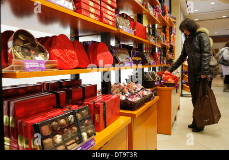 (140212)--VANCOUVER (Kanada), 12. Februar 2014 (Xinhua)--A-Kunde wählt Pralinen für den Valentinstag in einem Süßwarenladen in Vancouver, Kanada, 12. Februar 2014. Süßwarenläden in Vancouver sind in der geschäftigsten Zeit für den Verkauf von verschiedenen Arten von Schokolade vor der jährlichen Valentinstag. (Xinhua/Liang Sen) (Bxq) Stockfoto