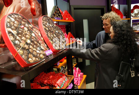 (140212)--VANCOUVER (Kanada), 12. Februar 2014 (Xinhua)--Kunden wählen Sie Pralinen für den Valentinstag in einem Süßwarenladen in Vancouver, Kanada, 12. Februar 2014. Süßwarenläden in Vancouver sind in der geschäftigsten Zeit für den Verkauf von verschiedenen Arten von Schokolade vor der jährlichen Valentinstag. (Xinhua/Liang Sen) (Bxq) Stockfoto