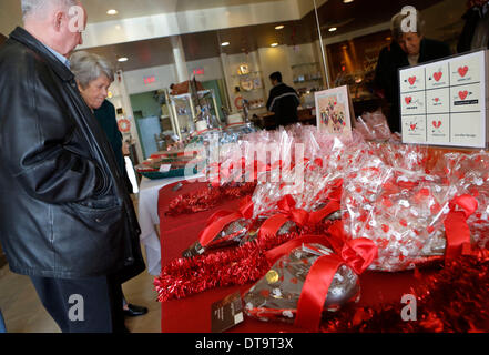 (140212)--VANCOUVER (Kanada), 12. Februar 2014 (Xinhua)--Menschen wählen Sie Pralinen für den Valentinstag in einem Süßwarenladen in Vancouver, Kanada, 12. Februar 2014. Süßwarenläden in Vancouver sind in der geschäftigsten Zeit für den Verkauf von verschiedenen Arten von Schokolade vor der jährlichen Valentinstag. (Xinhua/Liang Sen) (Bxq) Stockfoto