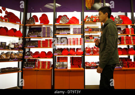 (140212)--VANCOUVER (Kanada), 12. Februar 2014 (Xinhua)--A-Kunde wählt Pralinen für den Valentinstag in einem Süßwarenladen in Vancouver, Kanada, 12. Februar 2014. Süßwarenläden in Vancouver sind in der geschäftigsten Zeit für den Verkauf von verschiedenen Arten von Schokolade vor der jährlichen Valentinstag. (Xinhua/Liang Sen) (Bxq) Stockfoto