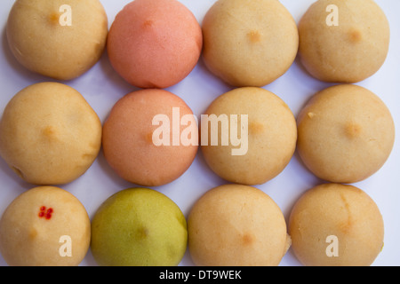 Mochi bunte japanische Reiskuchen gestapelt auf weißem Hintergrund, isoliert Stockfoto