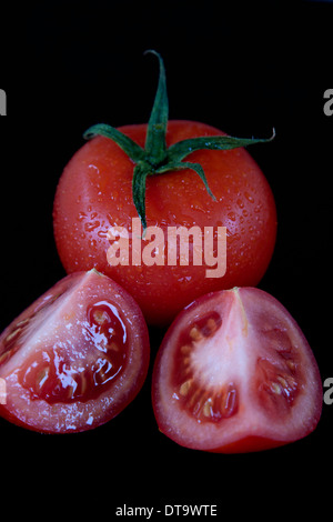Rote Tomaten auf schwarzem Hintergrund Stockfoto