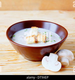 leichte Pilzsuppe in einer Schüssel essen Nahaufnahme Stockfoto