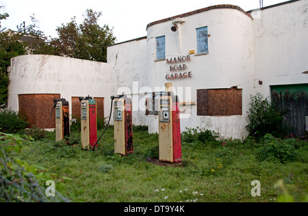 Alte Garage, 30er Jahre Art Deco, Zapfsäulen Stockfoto